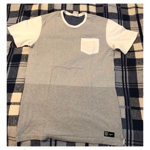💯 Nike front pocket T-shirt 💯